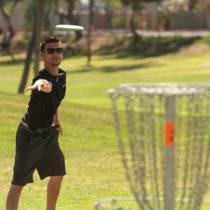 how-to-play-disc-golf-putting-at-a-basket
